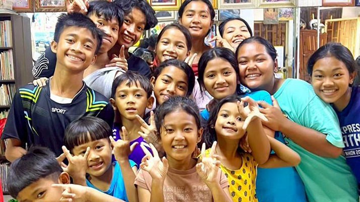 くっくま孤児院訪問　伝統舞踊を見たり、みんなで思いっきり遊びます