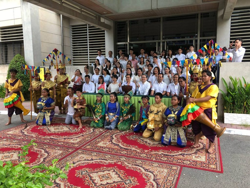 カンボジアのお正月の踊り ロバムトロッ