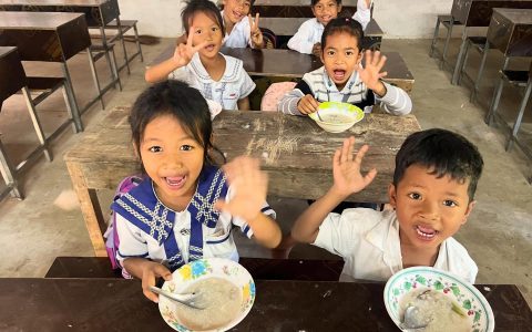 ココナッツスクールのおかゆ給食